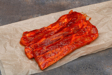Obraz na płótnie Canvas Frisch marinierte Schweinebauchscheiben in Paprikamarinade auf Backpapier.