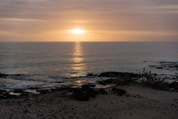 Obraz premium Soft seascape with gentle waves and pastel sky at sunset. Calm horizon.