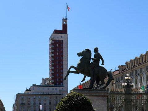 Monumento equestre in bronzo in Piazza Castello a Torino con la storica Torre Littoria sullo sfondo in una limpida giornata di sole