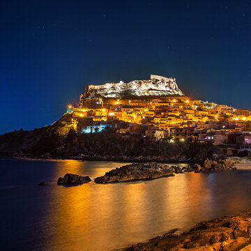 Sardegna, veduta di Castelsardo di notte, Italia, Europa Occidentale 
