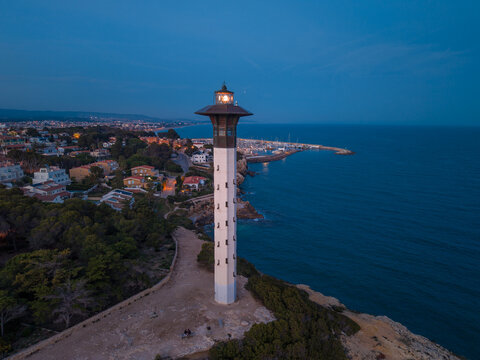 Faro de Torredembarra al atardecer en Tarragona, Catalunya, Espa&ntilde;a