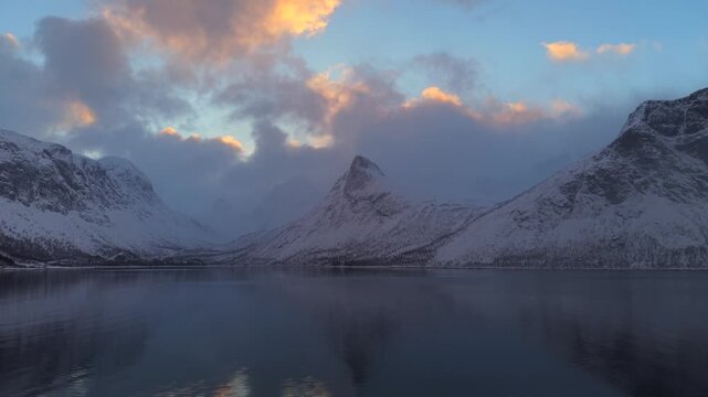 Monta&ntilde;a en fiordo en Noruega amaneciendo a vista de dron