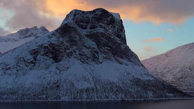 Monta&ntilde;a en fiordo noruego a vista de dron