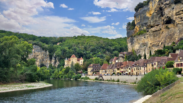 View along the Dordogne river of the beautiful village of La Roque-Gageac, France