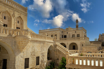 Fototapeta premium Historic stone architecture in Midyat, Mardin, showcasing traditional Middle Eastern and Anatolian design under blue sky