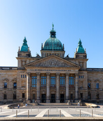 Obraz premium Historisches Gerichtsgebäude mit neobarocken Kuppeln und klassizistischer Fassade im Sonnenlicht
