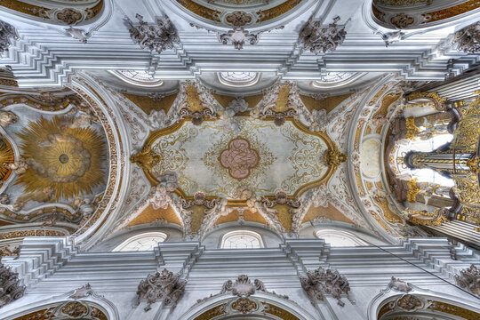 Innenansichten einer Barockkirche 
