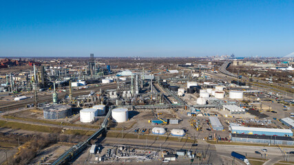 Fototapeta premium Detroit skyline with industrial oil refinery and storage tanks