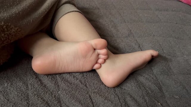 眠る子供の足