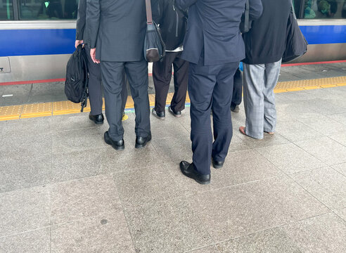 通勤ラッシュ時、電車を待つサラリーマン