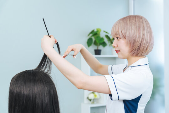 美容師、美容院、ヘアサロン、ヘアカット、ヘアスタイリスト、スタッフ、専門学校、スクール、学生、美容学生、ユニフォーム、資格、免許、仕事、転職、就職、女性、日本人、若い、20代、金髪、ハイトーン、ギャル、美容室、サロン、理髪店、ファッション、ヘアケア、ヘアアレンジ、ヘアスタイル、パーマ、カット、ハサミ、シザース、コーム、スキル、美容、専門学校生、学校、レッスン、教室、練習、勉強、トレーニング、従業員