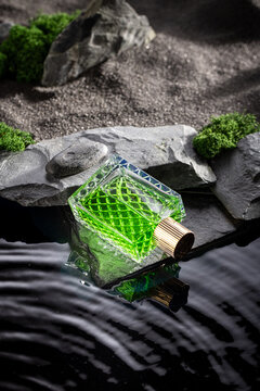 Unisex green perfume combining ozonic and spatial notes.