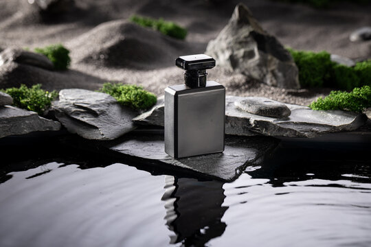 Unique golden perfume with the scent of desert and oasis.