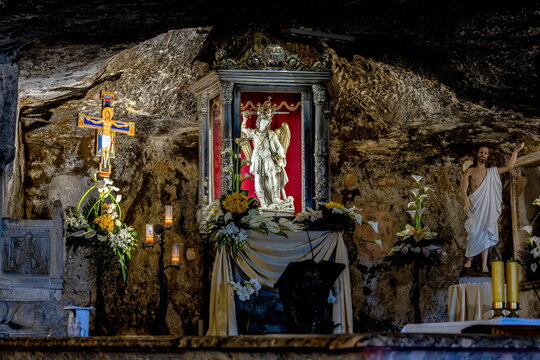 Statua di San Michele Arcangelo nel Santuario di Monte Sant'Angelo ( Gargano , Foggia , Puglia , Italia )