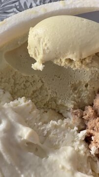 cuchara con helado de pistacho