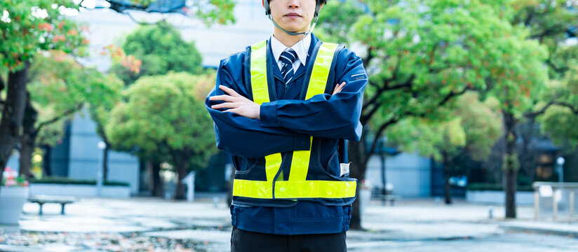 ヘルメットを被った若い男性