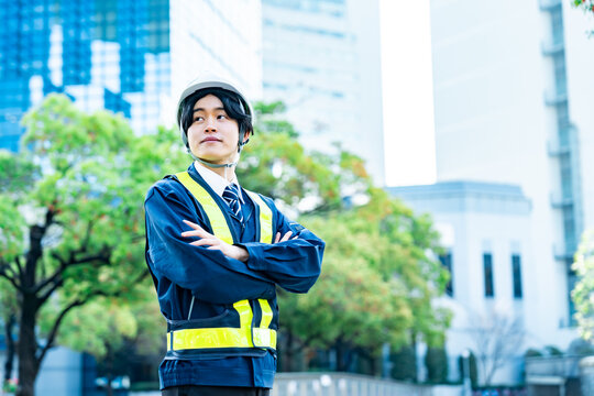 ヘルメットを被った若い男性