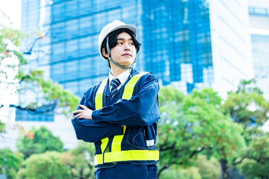 ヘルメットを被った若い男性