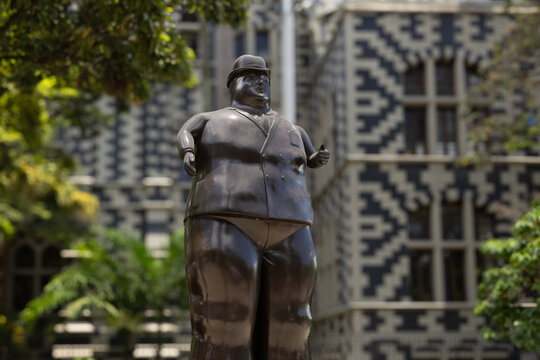 Medellin, colombia april 12, 2026, botero square fernando botero sculpture of a corpulent man giving thumbs up