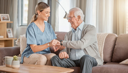 Obraz premium Caring caregiver assisting senior with wearable device, showcasing warm interaction in cozy living room setting
