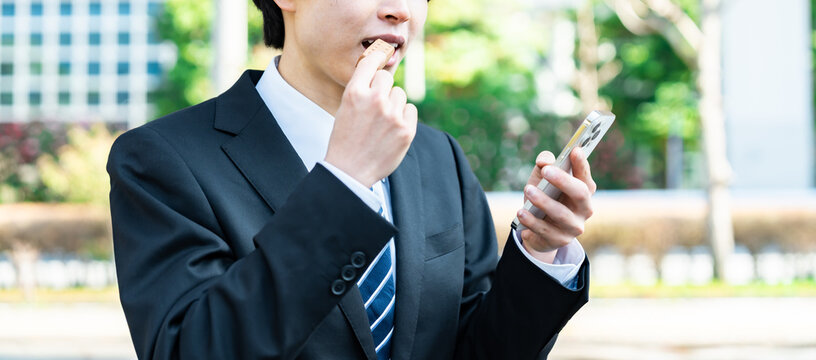 栄養食品を食べる男性