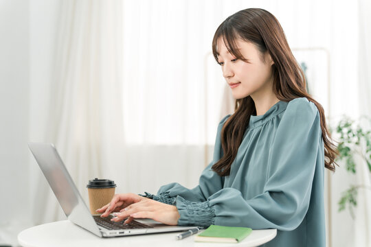 Women who use computers at home (working, working from home, fully remote, remote work, telework)