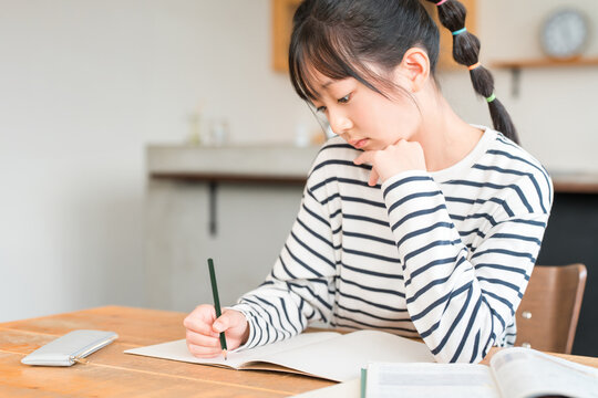 Elementary, middle, and high school girls studying at home (homework, exams, studying, studying in the living room)