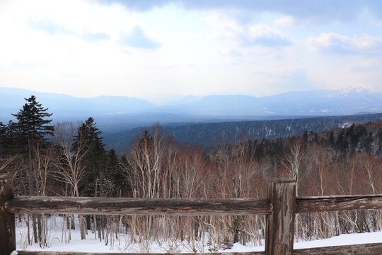 北海道・三国峠の雪景色と山々のパノラマ（大雪山国立公園）