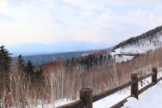 北海道・三国峠の雪景色と山々のパノラマ（大雪山国立公園）