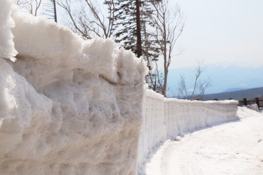 雪に覆われた道と雪壁（冬の北海道の風景）