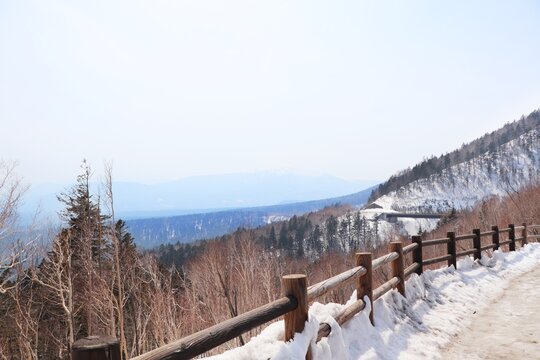 北海道・三国峠の雪景色と山々のパノラマ（大雪山国立公園）