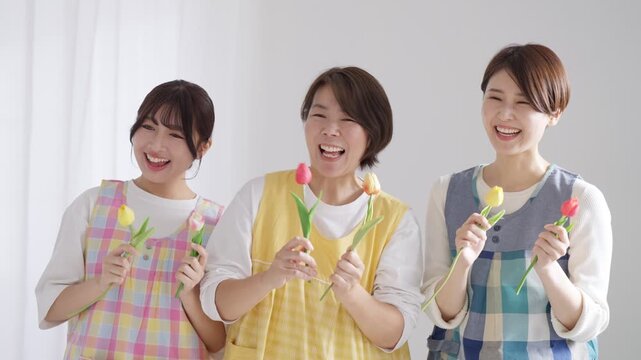 花を持つ保育園の保育士