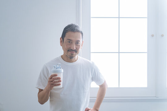 プロテイン、水分補給、シニア、男性、ジム、トレーニング、スポーツドリンク、エクササイズ、フィットネス、運動、健康、ヘルスケア、ミドルエイジ、中高年、中年、日本人、ミドル、おじさん、50代、60代、元気、健康食品、サプリメント、アミノ酸、明るい、爽やか、スタジオ、アンチエイジング、エイジングケア、美容、サロン、筋トレ、筋肉、筋力、栄養、メンズ、スポーツ、コピースペース、広告、老化、疲労回復、ボトル、