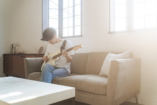 ギターを弾く若い男性