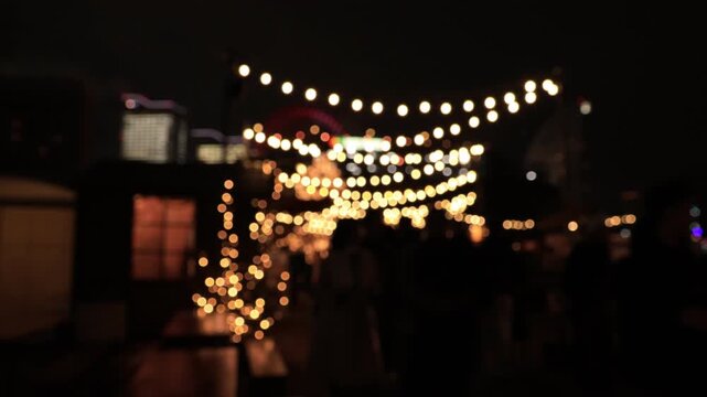 横浜ベイエリアのクリスマス・シーズンのイルミネーション　夜景と都市風景をぼかした風景　イメージ動画