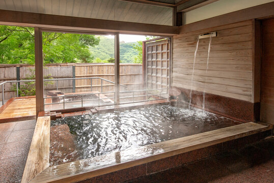 湯気の立つ気持ちのいい温泉