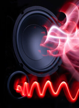 Sistema de audio del alta fidelidad, bocinas tipo SUBWOOFER para reproducir bajas frecuencias mostrando ondas sonoras. BOCINAS