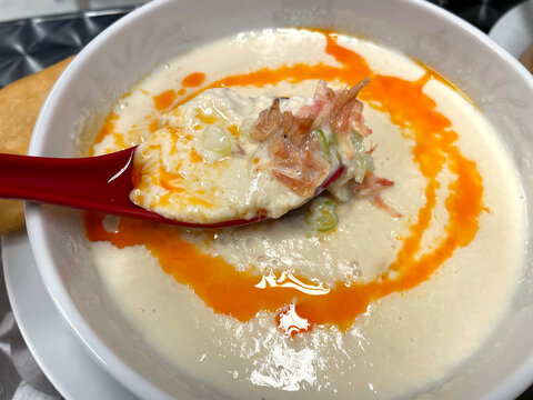 スプーンですくった鹹豆漿　とろりとした豆乳スープ