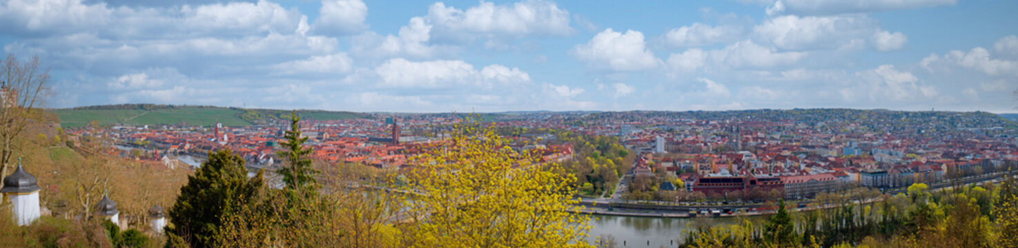 Panoramablick von der Wallfahrtskirche K&auml;ppele auf das historische Zentrum von W&uuml;rzburg, Bayern, Deutschland
