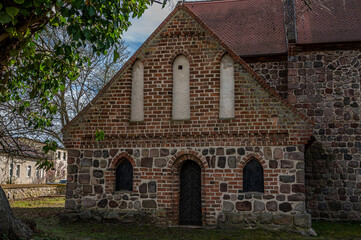 Obraz premium Side annex of historic fieldstone church in Lindenberg, Ahrensfelde/Marzahn, Germany