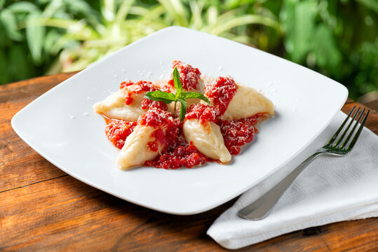 Culurgionis ogliastrini classici, tipica pasta sarda ripiena di patate e pecorino, Cibo Italiano 