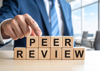 Naklejka premium Peer Review - Geschäftsmann zeigt auf den Text 