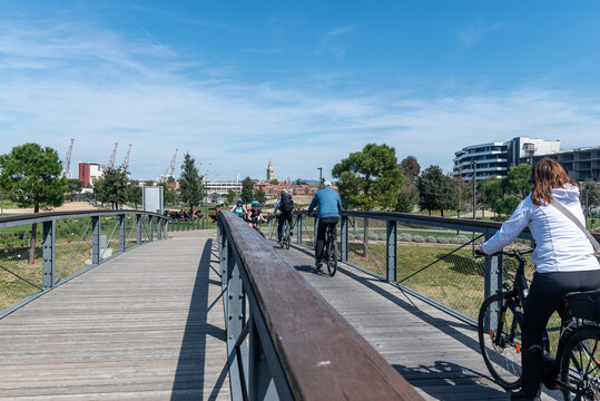 Ciclisti che attraversano un piccolo ponte ciclabile a Capodistria in primavera 