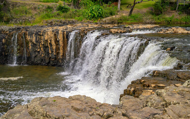 Obraz premium Haruru falls cascading water over basalt rocks