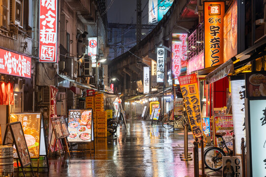 雨に濡れる上野の飲食街夜景
Rainy night street with neon lights in Ueno, Tokyo
