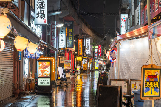 雨に濡れる上野の飲食街夜景
Rainy night street with neon lights in Ueno, Tokyo