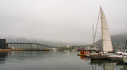  Die arktische Hauptstadt Tromsø liegt auf einer kleinen Insel und ist die größte Stadt Nordnorwegens.    © Nina