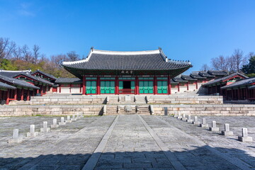 Obraz premium Sungjeongjeon Hall and Rank Stones in the Courtyard of Gyeonghuigung Palace,Gyeonghuigung Palace,Seoul, Korean Traditional Architecture,