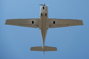 Plane overhead © Tomasz Warszewski
