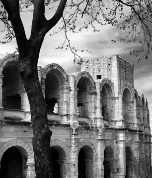  France , Arles , les ar&egrave;nes  et la tour   au printemps , architecture romaine , monument culturel ,patrimoine , ville romaine 